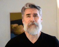 Homem com cabelo e barba grisalhos e, em seguida, com os dois escuros