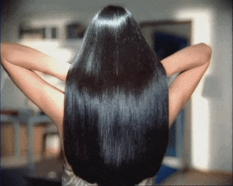 Cabelo longo e escuro refletindo a luz